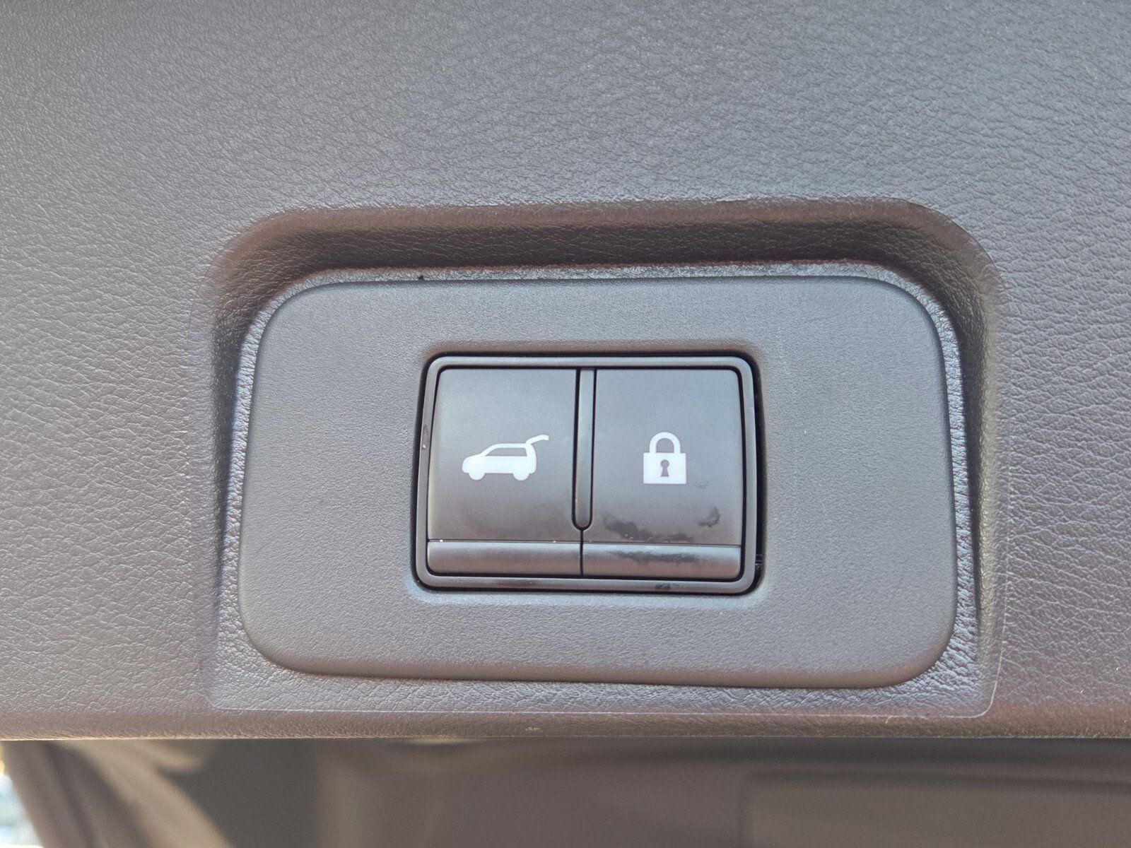 Used 2025 Nissan Rogue SV FWD image 12
