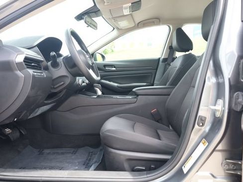 Used 2025 Nissan Altima 2.5 SV FWD image 12
