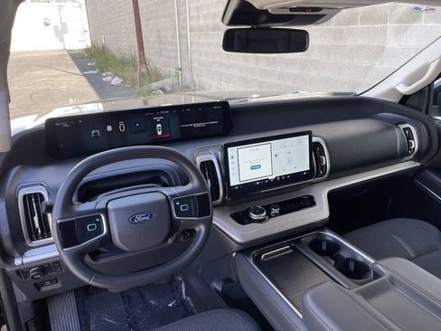 Used 2025 Ford Expedition Active AWD/4WD image 17