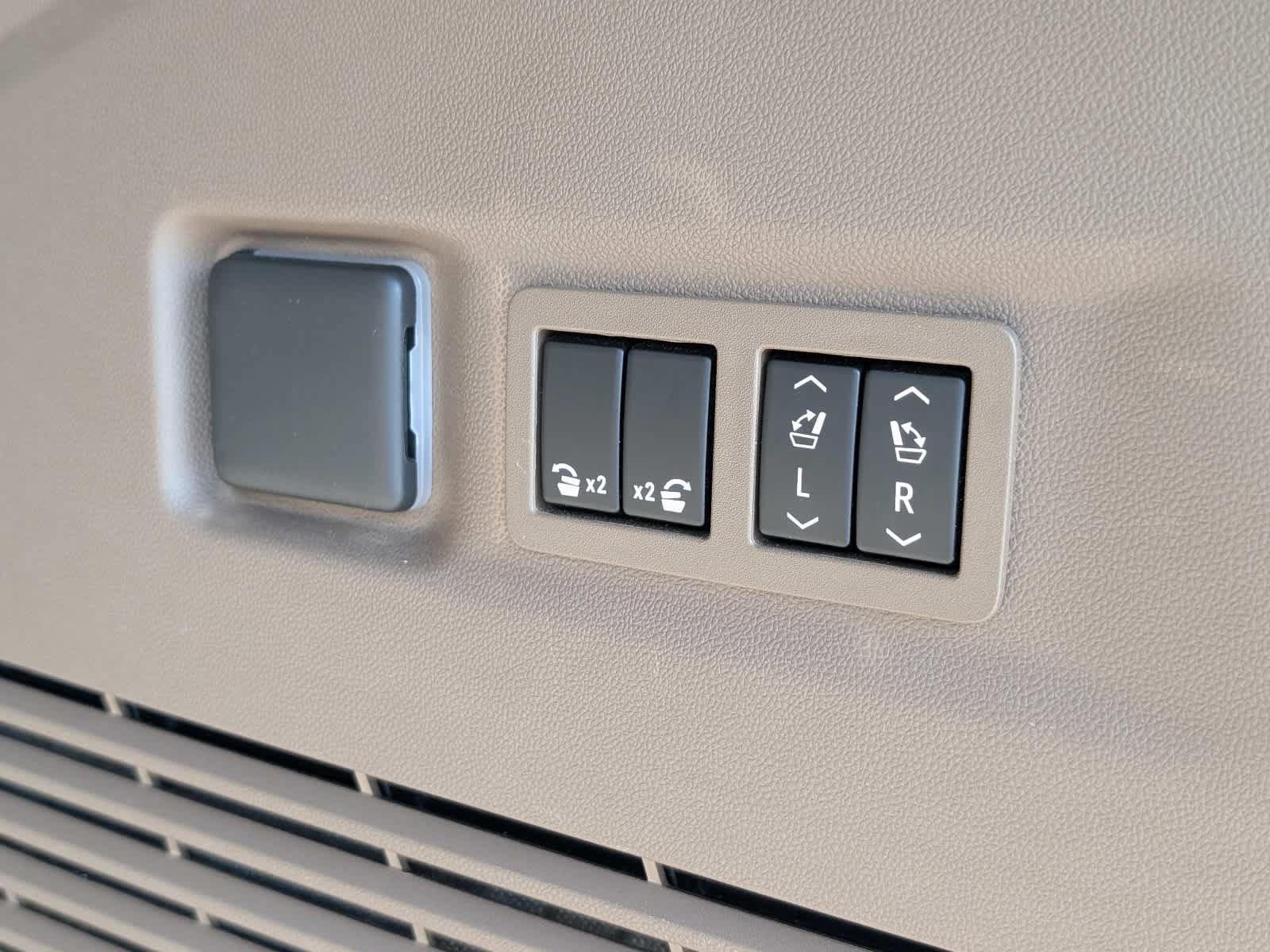 Used 2023 GMC Yukon XL Denali AWD/4WD image 15