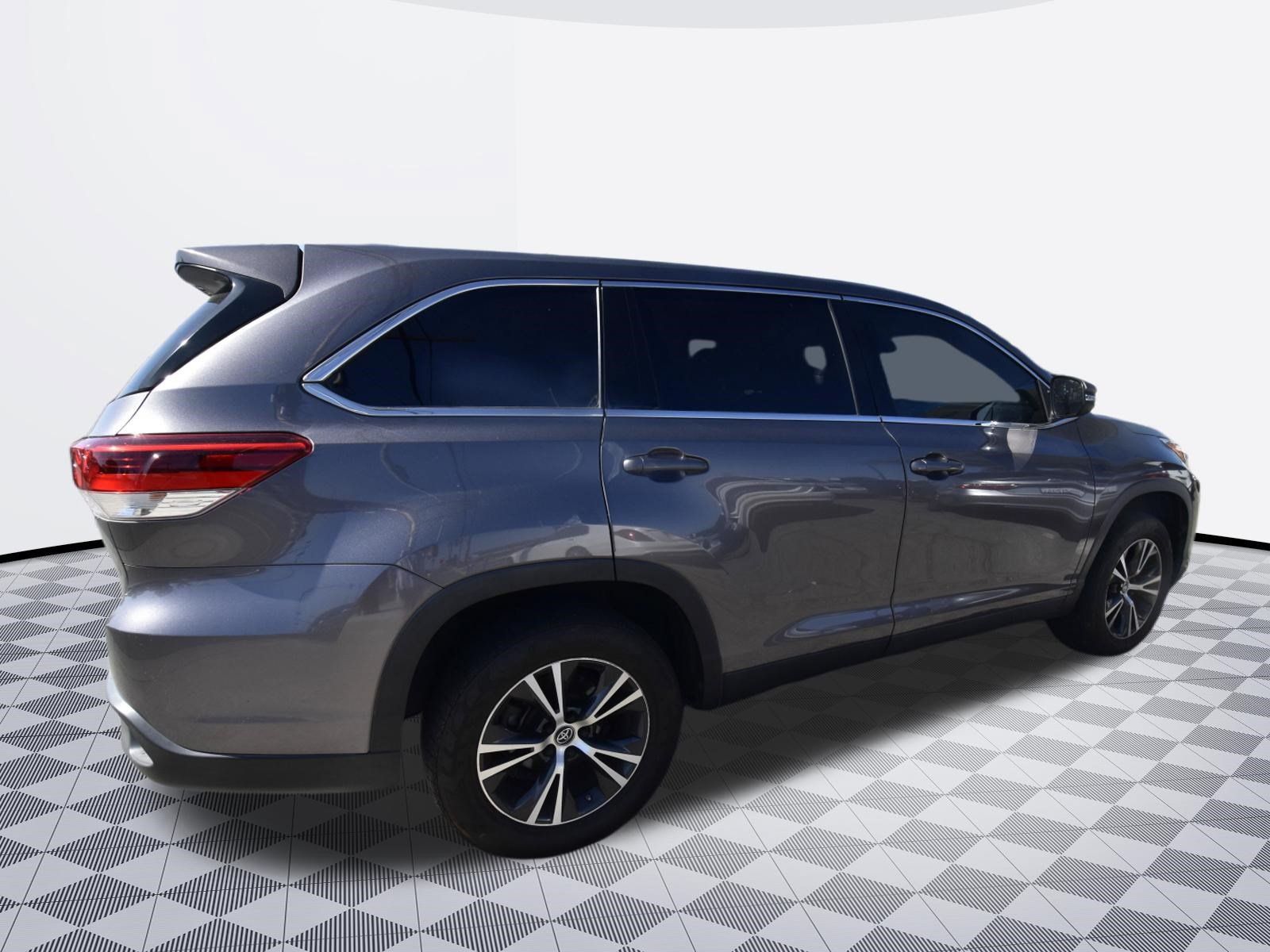 Used 2019 Toyota Highlander LE w/ Carpet Mat Package (TMS) FWD image 4