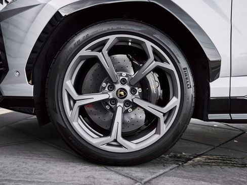 Used 2021 Lamborghini Urus image 3