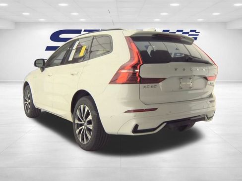 Used 2025 Volvo XC60 B5 Plus image 8