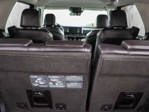 Used 2024 Kia Carnival LX image 30