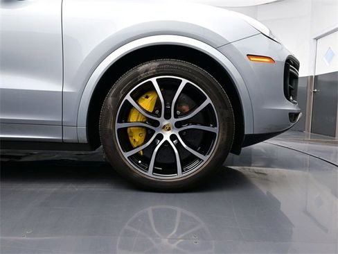 Used 2022 Porsche Cayenne Turbo image 6