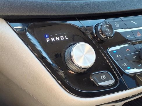 Used 2018 Chrysler Pacifica Touring-L image 19