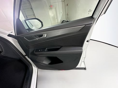 Used 2025 Volkswagen Atlas Cross Sport SE image 32