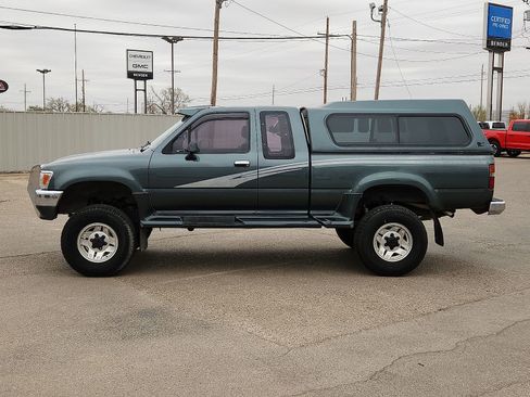 Used 1993 Toyota Pickup Deluxe image 2