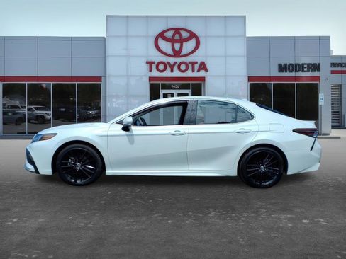 Used 2024 Toyota Camry XSE FWD image 3
