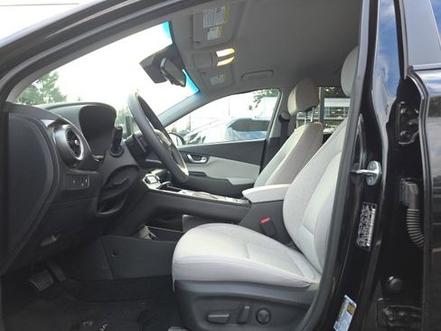 Used 2023 Hyundai Kona SE w/ Cargo Package image 9