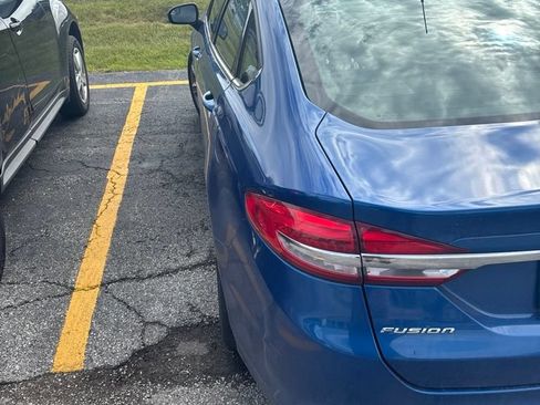 Used 2018 Ford Fusion SE w/ Fusion SE Technology Package FWD image 4