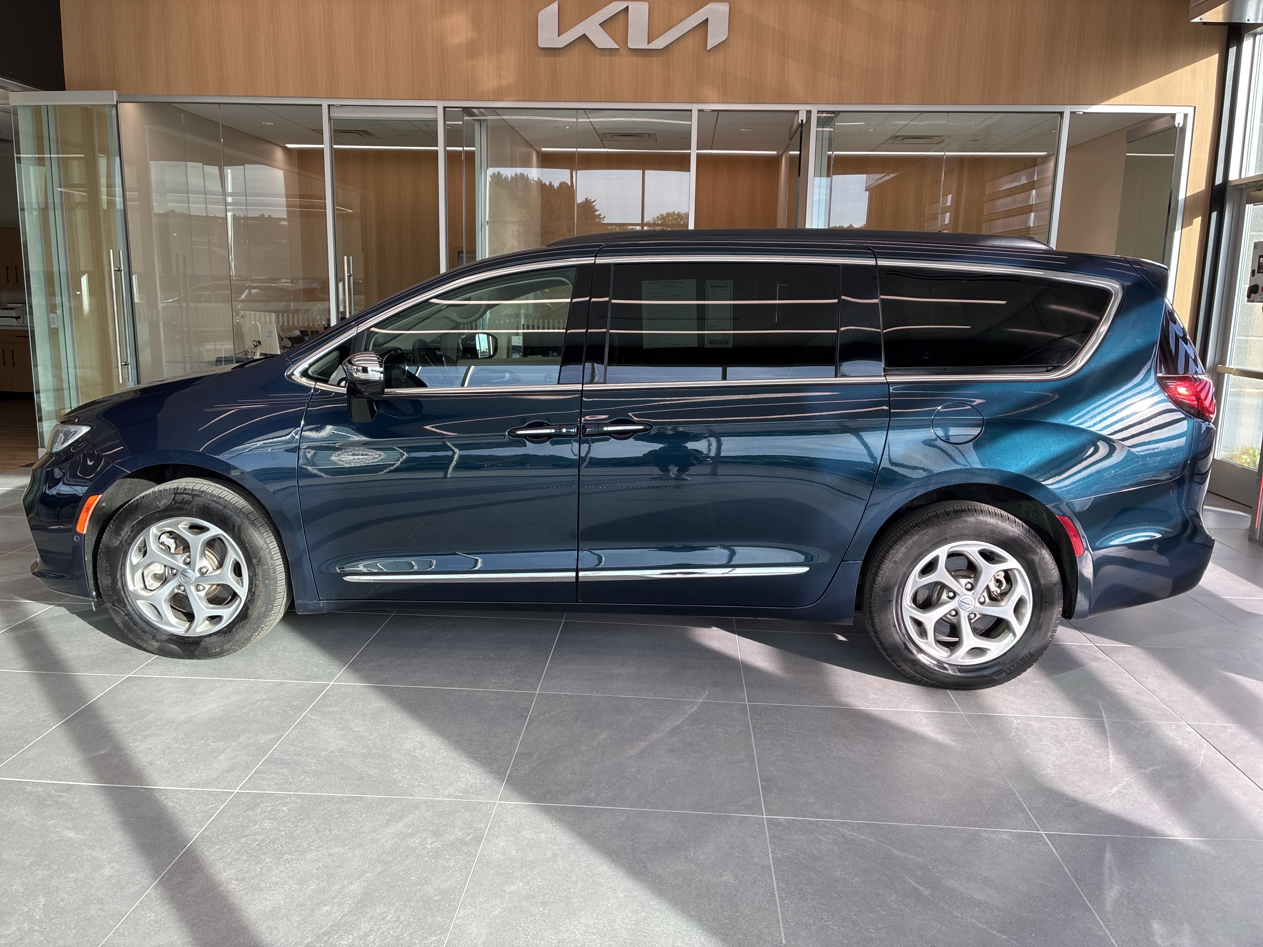 Certified 2023 Chrysler Pacifica Limited w/ Uconnect Theater Family Group AWD/4WD image 7