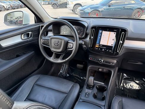 Used 2022 Volvo XC40 T5 Momentum image 34