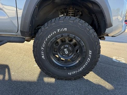 Used 2018 Toyota Tacoma TRD Off-Road image 15