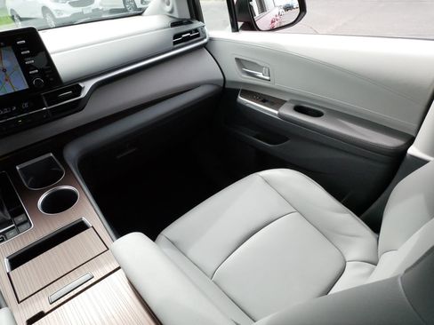 Certified 2022 Toyota Sienna XLE w/ XLE Plus Package FWD image 11