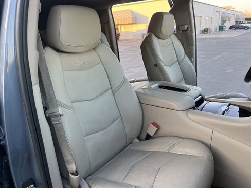 Used 2016 Cadillac Escalade ESV Luxury image 41