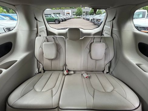 Used 2017 Chrysler Pacifica Platinum FWD image 16