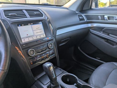 Used 2017 Ford Explorer XLT w/ Equipment Group 202A FWD image 13