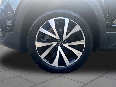 Used 2023 Volkswagen Taos SE w/ Panoramic Sunroof Package FWD image 11
