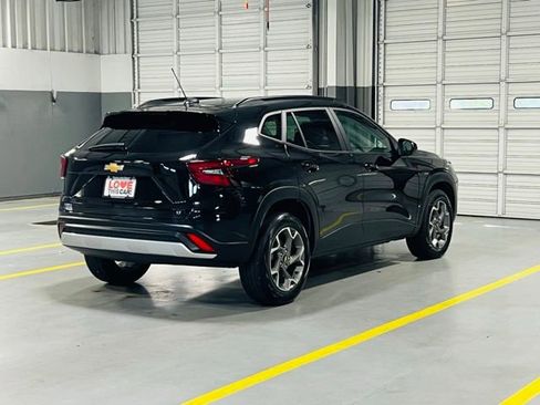 Used 2025 Chevrolet Trax LT w/ LT Convenience Package FWD image 17