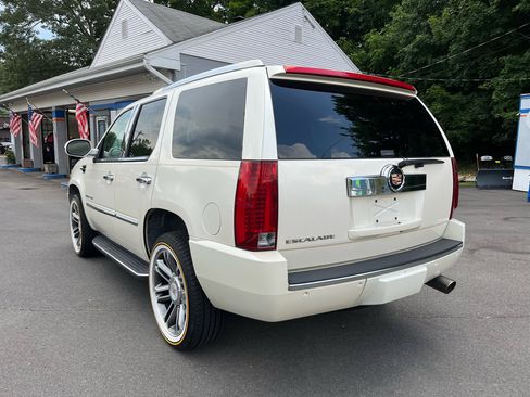 Used 2007 Cadillac Escalade AWD w/ Climate Package image 3