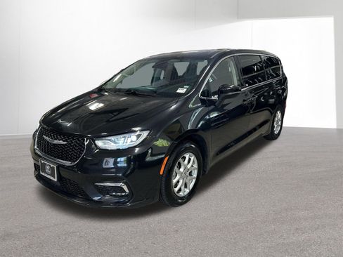Used 2023 Chrysler Pacifica Touring-L FWD image 9
