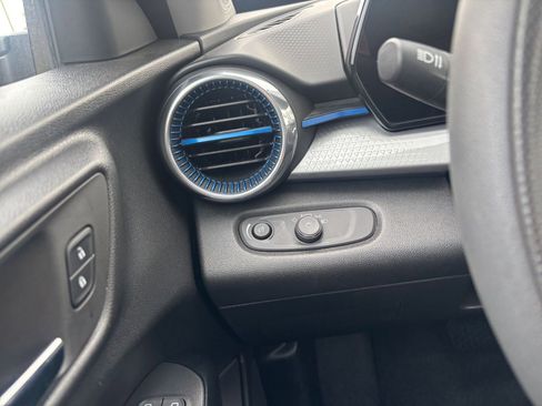 Used 2025 Chevrolet Trax LT FWD image 33
