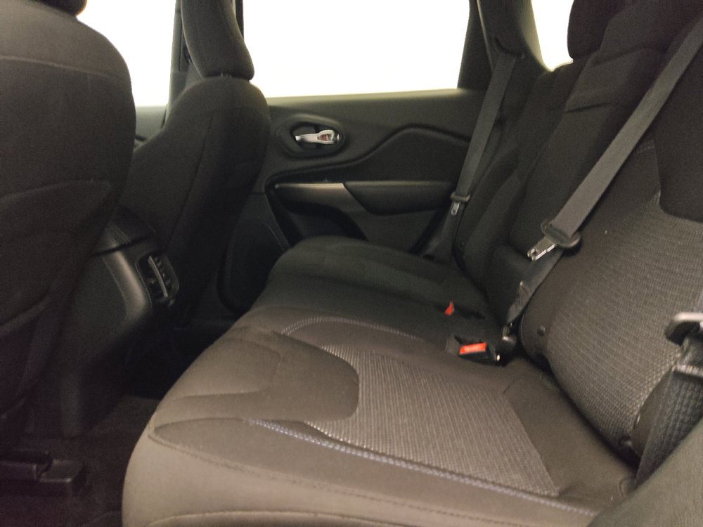 Used 2019 Jeep Cherokee Latitude w/ Popular Appearance Group FWD image 18