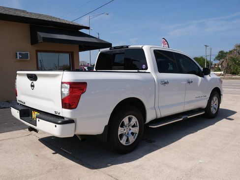 Used 2018 Nissan Titan SV w/ SV Convenience Package RWD image 5