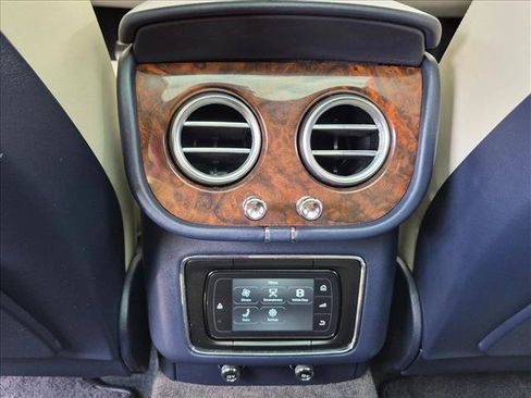 Used 2019 Bentley Bentayga AWD/4WD image 18