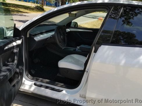 Used 2024 Tesla Model Y 2WD image 2