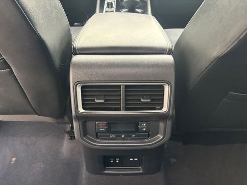 Used 2025 Volkswagen Atlas SE image 25