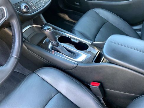 Used 2018 Chevrolet Malibu Premier w/ Premier Sun and Wheel Package image 17