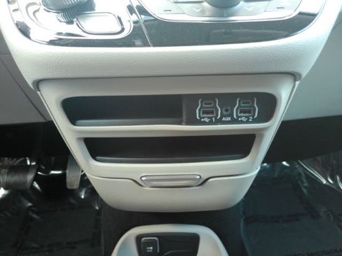 Used 2023 Chrysler Voyager LX image 45