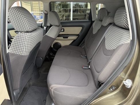 Used 2013 Kia Soul ! FWD image 12