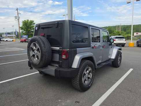 Used 2018 Jeep Wrangler Unlimited Sahara AWD/4WD image 3