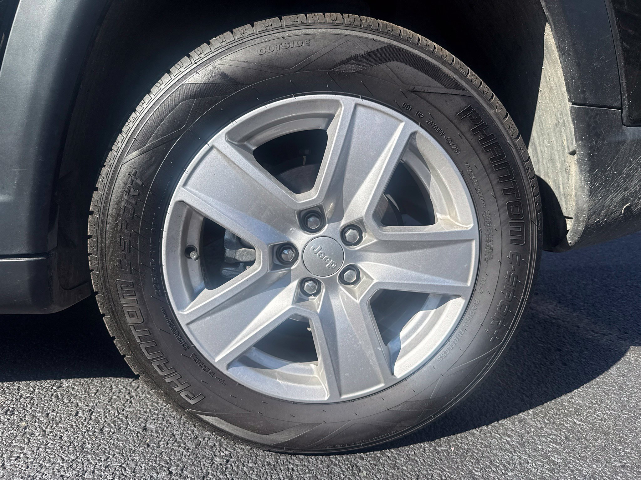 Used 2022 Jeep Compass Latitude FWD image 9