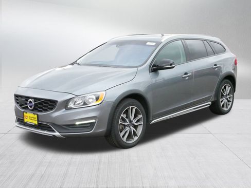 Used 2018 Volvo V60 T5 Cross Country w/ Convenience Package image 3