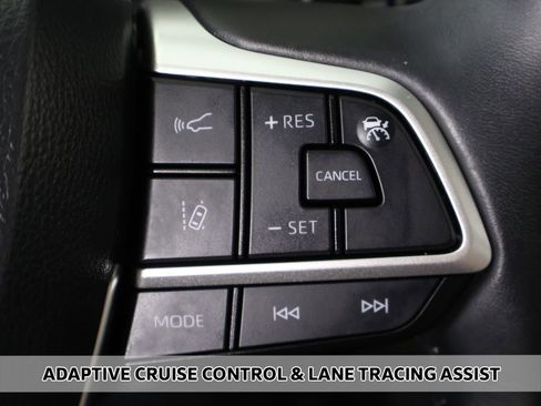 Used 2024 Toyota Highlander XLE AWD/4WD image 4