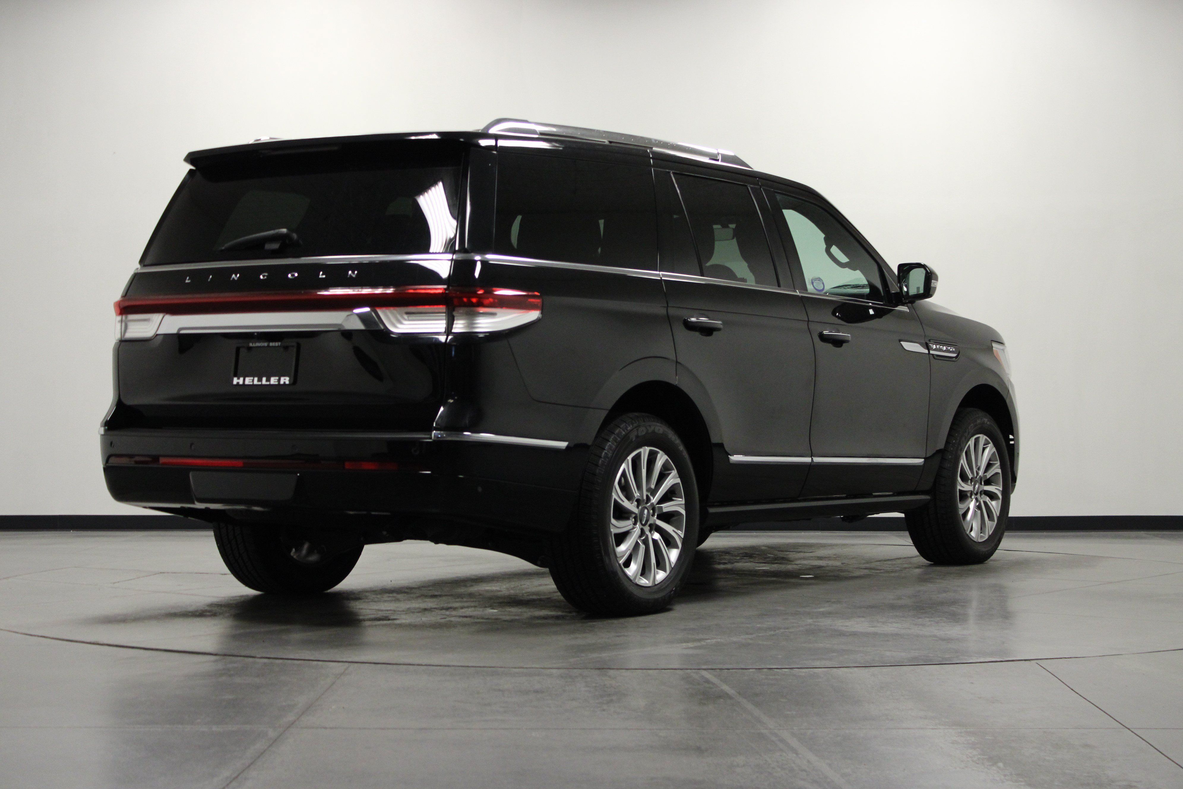 Used 2023 Lincoln Navigator 2WD image 4