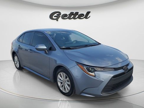 Used 2023 Toyota Corolla LE w/ LE Convenience Package FWD image 3