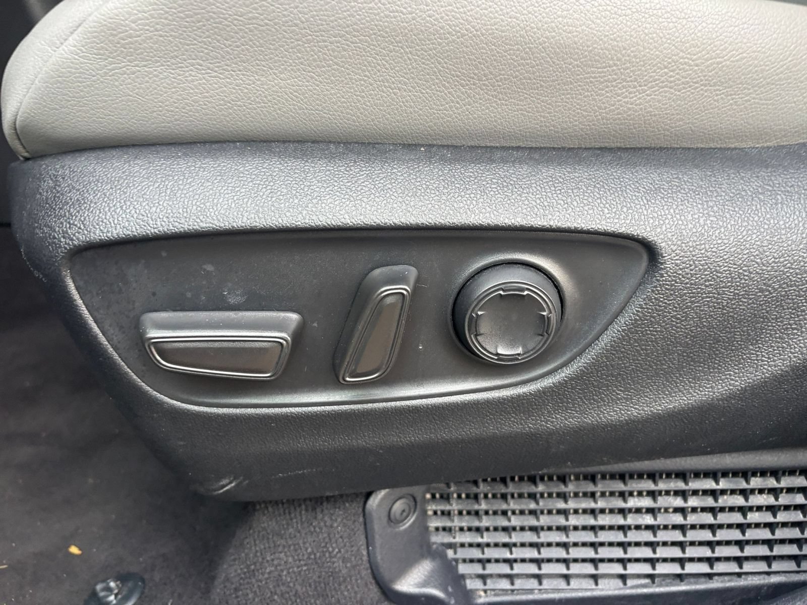 Used 2025 Toyota Sienna XLE FWD image 21