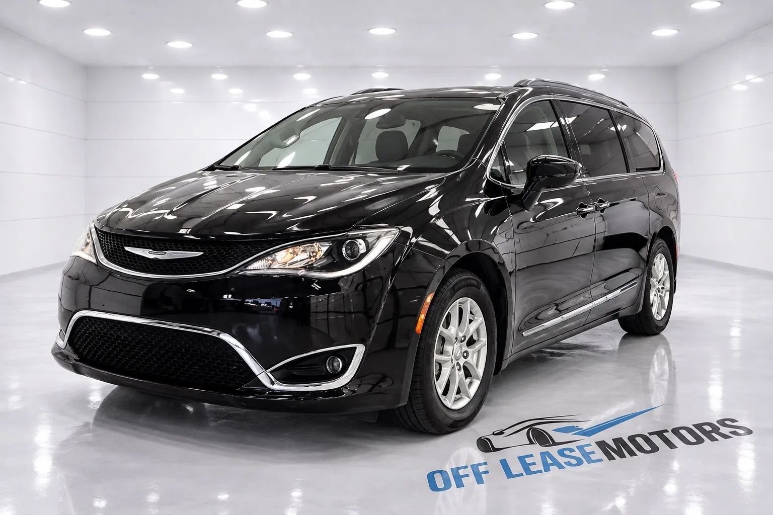 Used 2020 Chrysler Pacifica Touring-L FWD image 1