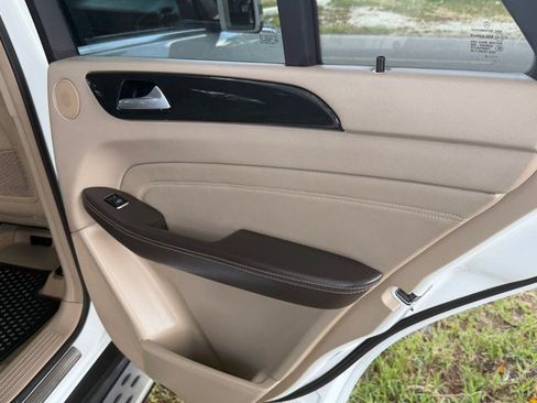 Used 2015 Mercedes-Benz ML 350 4MATIC w/ Premium 1 Package image 32