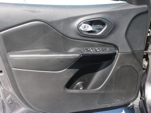 Used 2019 Jeep Cherokee Latitude Plus AWD/4WD image 11