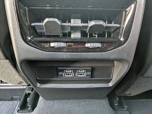 Used 2025 Jeep Grand Cherokee Laredo AWD/4WD image 16