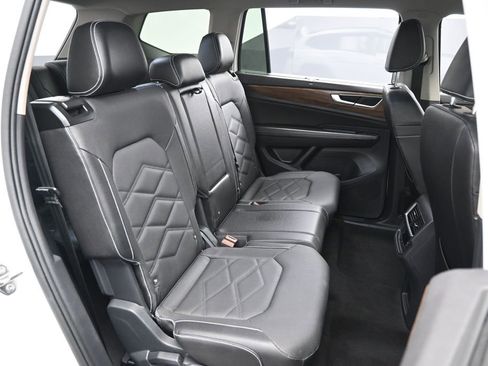 Used 2025 Volkswagen Atlas SE AWD/4WD image 29