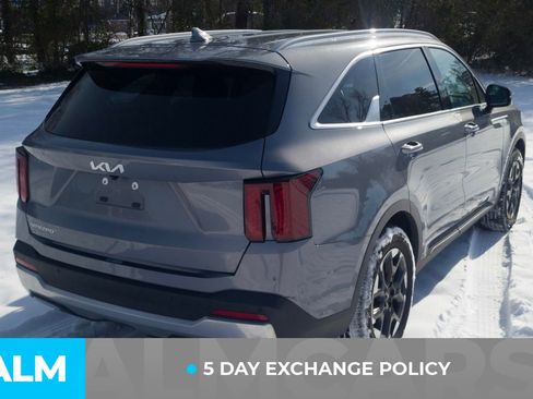 Used 2024 Kia Sorento S image 4