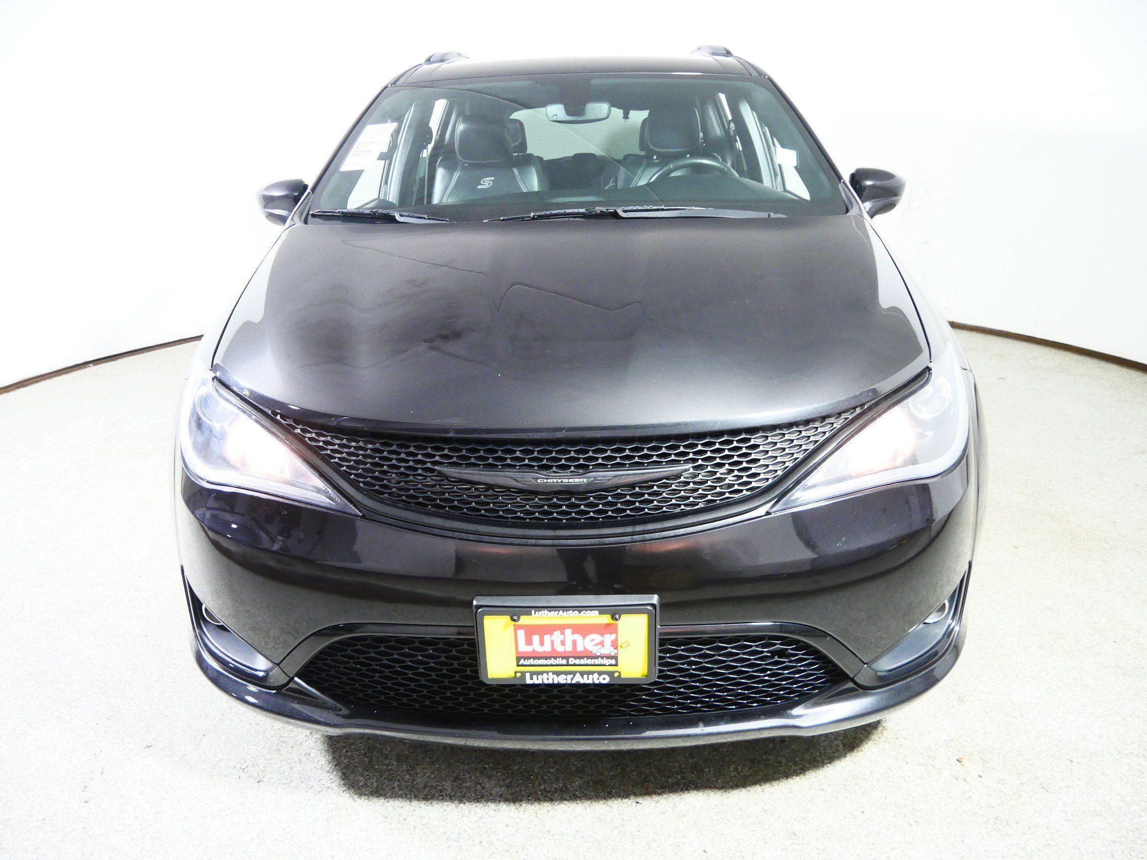 Used 2020 Chrysler Pacifica Touring-L FWD image 2