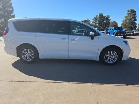 Used 2023 Chrysler Pacifica Touring-L FWD image 2